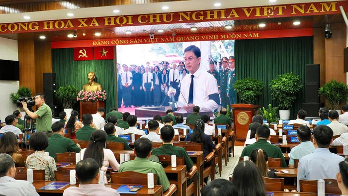  Đại biểu xem phim tổng hợp kết quả thực hiện nhiệm vụ. Ảnh: HOÀNG HÙNG 