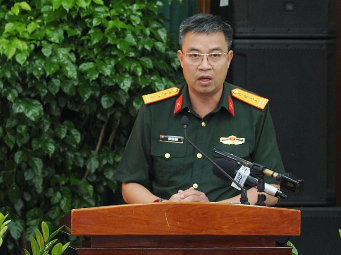  Đại tá Bùi Yên Tĩnh, Phó Cục trưởng Cục Tác chiến, Bộ Tổng tham mưu, thành viên Tổ giúp việc Phó Thủ tướng Chính phủ tham luận các giải pháp nghiên cứu hồ sơ, bản đồ, xác định vị trí, tọa độ tại các khu vực nghi có hố chôn liệt sĩ. Ảnh: HOÀNG HÙNG 