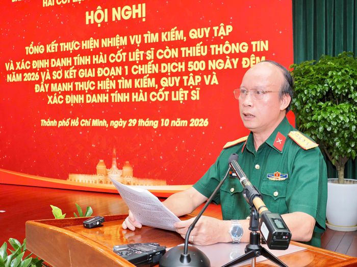  Đại tá Nguyễn Đình Chuẩn báo cáo tại hội nghị. Ảnh: HOÀNG HÙNG 
