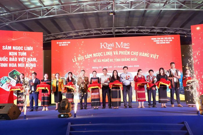 Các đại biểu thực hiện nghi thức khai mạc lễ hội