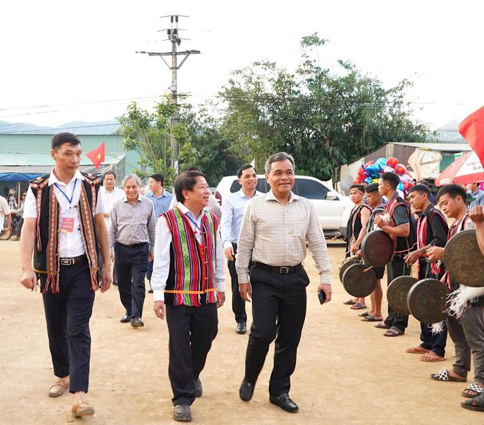Ông Hồ Văn Niên, Bí thư Tỉnh ủy Quảng Ngãi tham dự Lễ hội sâm Ngọc Linh và phiên chợ hàng Việt về xã Măng Ri năm 2026.