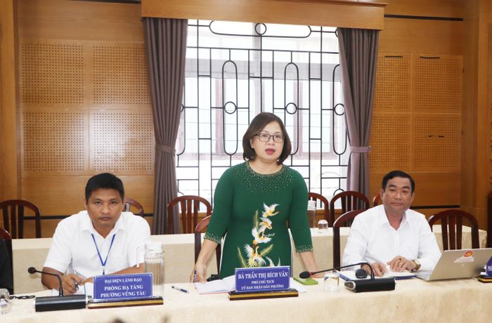 Bà Trần Thị Bích Vân, Phó Chủ tịch UBND phường Vũng Tàu phát biểu tại buổi làm việc. Ảnh: THÀNH HUY