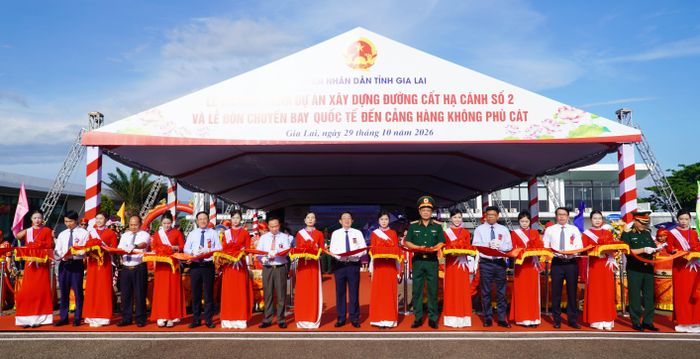 Cắt băng khánh thành đường băng số 2
