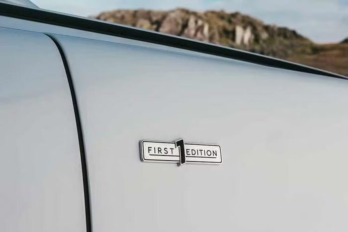 Gói khí động học Carbon Fibre Styling Specification bổ sung các chi tiết bằng sợi carbon ở cánh lướt gió cản trước, ốp gương chiếu hậu, ốp lườn xe và bộ khuếch tán phía sau. Biểu tượng First Edition đặt tại vè trước là dấu hiệu nhận diện cho phiên bản giới hạn này.