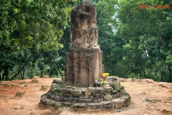 Cột đá chùa Dạm (Bắc Ninh) có thể là một chiếc linga mang tinh thần của tín ngưỡng phồn thực của người Việt trong sự giao thoa với văn hóa Chămpa – Ấn Độ. Ảnh: Quốc Lê.