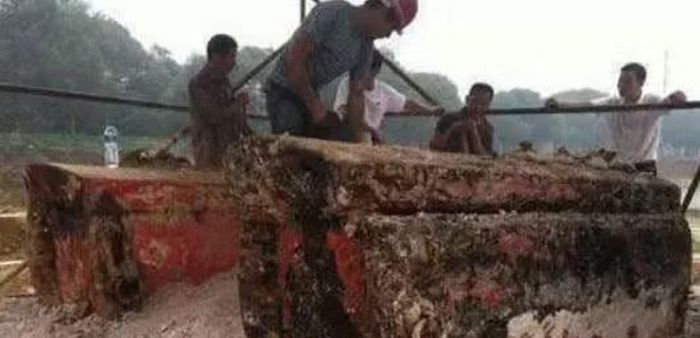 Công nhân phát hiện ba quan tài trong ngôi mộ cổ, thi hài mặc quan phục nhà Thanh còn nguyên vẹn khiến nhiều người kinh ngạc. Ảnh: @Đài Truyền hình Trung ương Trung Quốc (CCTV).