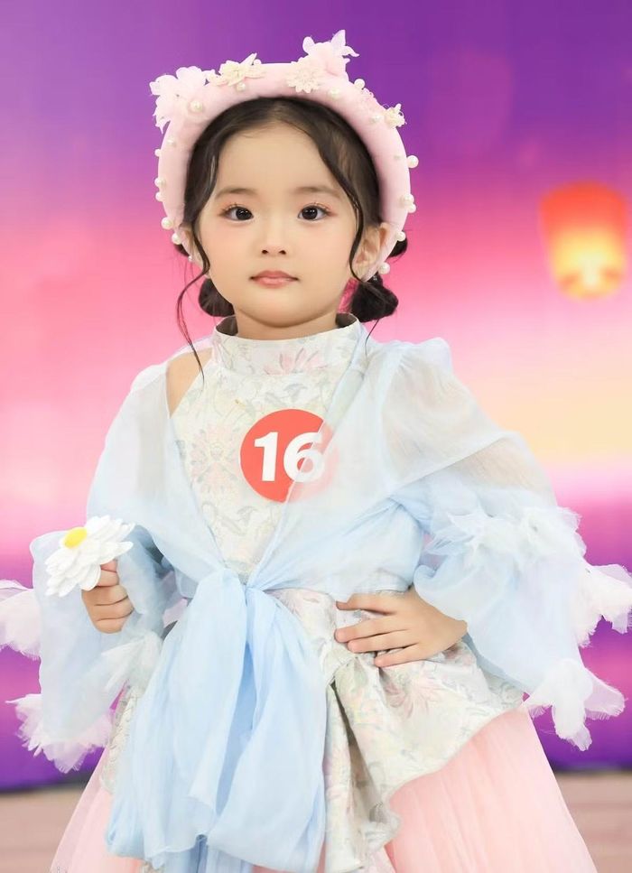Dù đều là những gương mặt nổi bật trong làng dancesport Việt Nam, Khánh Thi và Phan Hiển không đặt nặng việc đào tạo con gái trở thành vũ công chuyên nghiệp từ sớm. Thay vào đó, cả hai mong muốn Lisa được thử sức với nhiều bộ môn, rèn luyện thể chất và tìm thấy niềm vui trong quá trình học tập. Ảnh: FB Khanh Thi Phan Hien