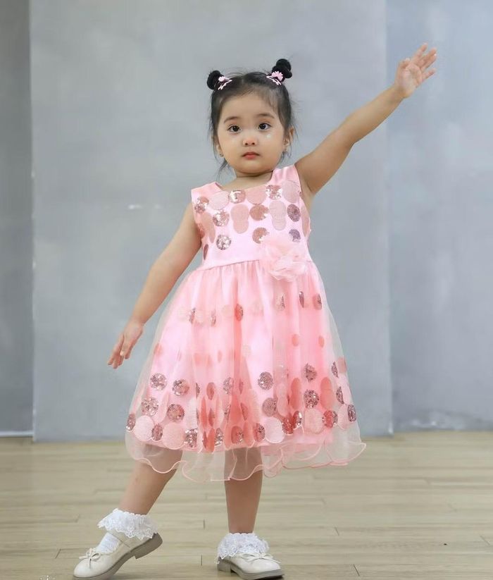 Bên cạnh khả năng vận động linh hoạt, Lisa còn chiếm cảm tình nhờ gương mặt bầu bĩnh, đôi mắt to tròn và làn da trắng hồng. Ảnh: FB Khanh Thi Phan Hien