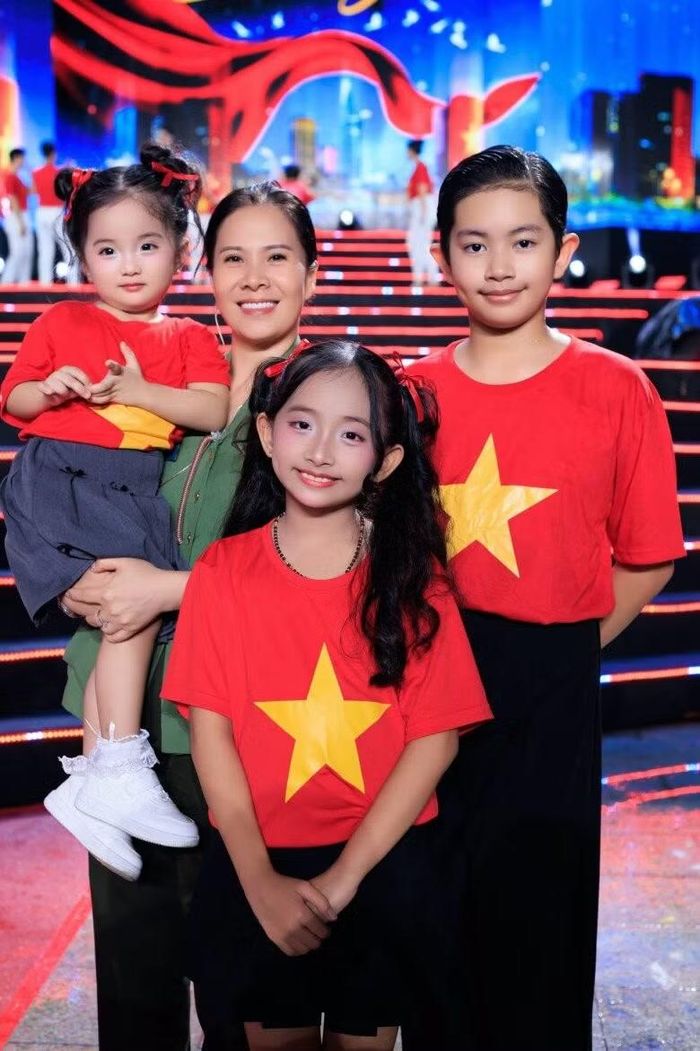 Phan Hiển từng chia sẻ vợ chồng anh đã cho con gái út làm quen với một số lớp năng khiếu trong khoảng hai tháng. Bên cạnh ballet, Lisa còn được trải nghiệm hiphop, dancesport và catwalk. Việc tiếp xúc với nhiều hoạt động khác nhau giúp cô bé có thêm cơ hội khám phá sở thích, đồng thời phát triển khả năng vận động và sự tự tin ngay từ nhỏ. Ảnh: FB Khanh Thi Phan Hien