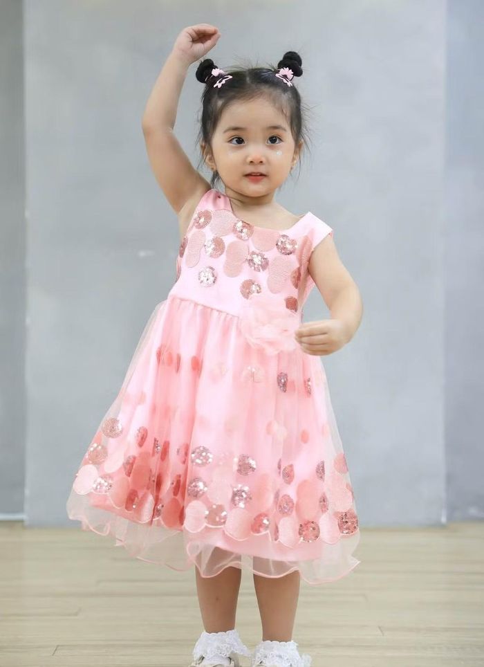 Dù mới 3 tuổi, Lisa đã bộc lộ sự hào hứng khi thực hiện các động tác theo hướng dẫn của giáo viên. Từ cách tạo dáng, giữ tư thế đến biểu cảm khi tập luyện, cô bé đều mang đến những khoảnh khắc ngộ nghĩnh, khiến nhiều người nhận xét Lisa có tố chất nghệ thuật và đúng chuẩn “con nhà nòi”. Ảnh: FB Khanh Thi Phan Hien