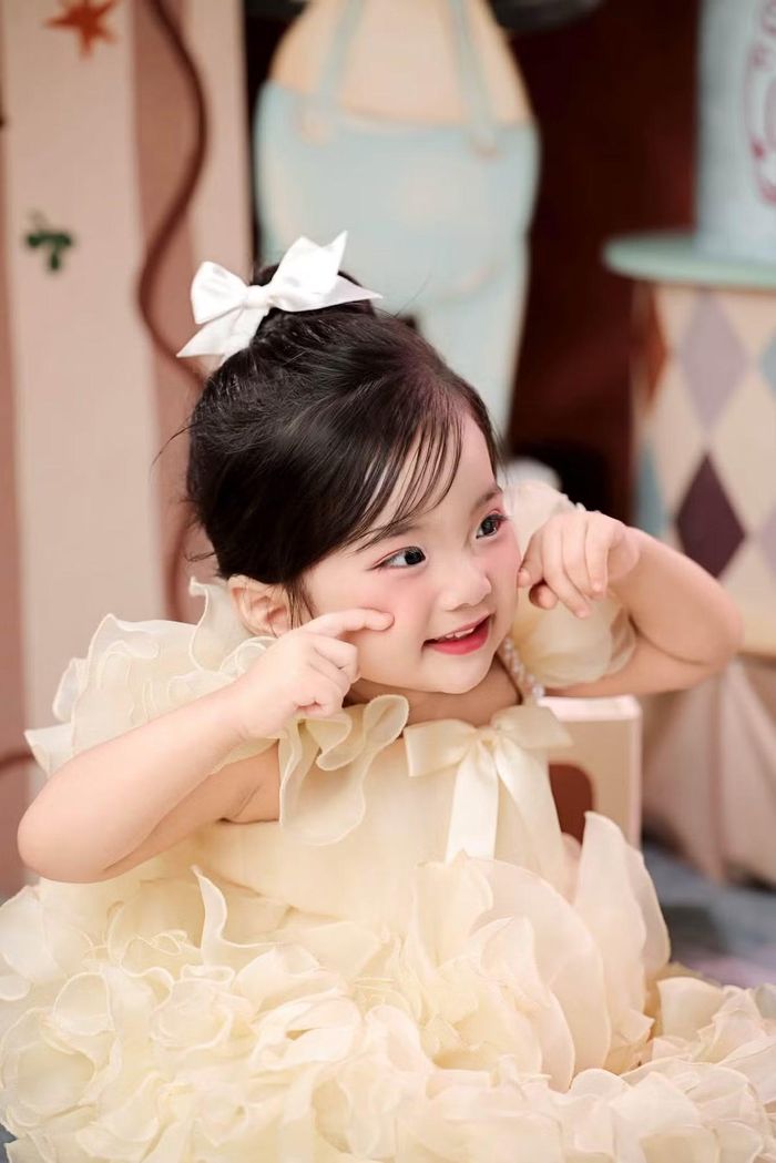 Với lợi thế có bố mẹ giàu kinh nghiệm trong lĩnh vực khiêu vũ thể thao, Lisa có cơ hội tiếp xúc với nghệ thuật từ sớm. Ảnh: FB Khanh Thi Phan Hien