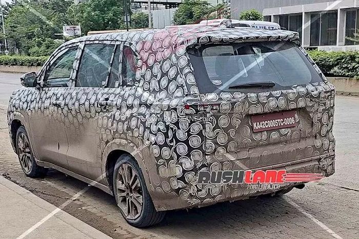 Về thiết kế, những h&igrave;nh ảnh chạy thử v&agrave; bản vẽ đăng k&yacute; kiểu d&aacute;ng cho thấy Innova Hycross mới c&oacute; phần đầu xe được l&agrave;m lại đ&aacute;ng kể.