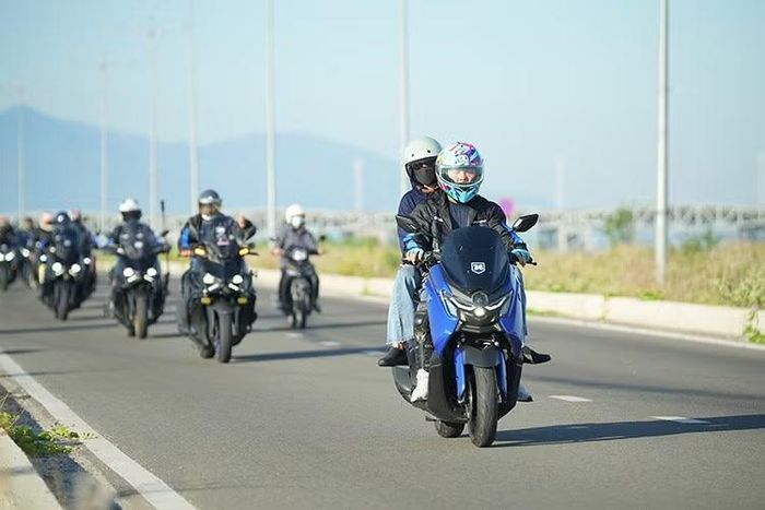 Yamaha NMAX Tech MAX tích hợp màn hình TFT và hệ thống dẫn đường Garmin StreetCross, hỗ trợ chỉ dẫn hành trình thuận tiện hơn.