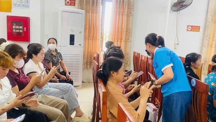 Phụ nữ xã Hoàng Vân được hướng dẫn cài đặt, sử dụng phần mềm bán hàng thông minh.