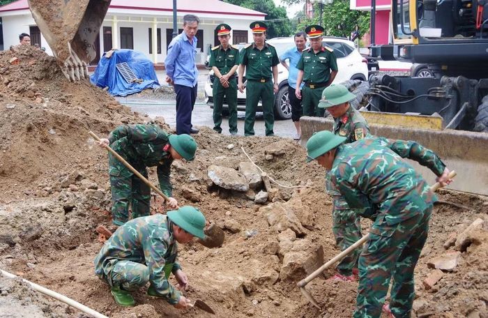 Lực lượng chức năng đang tìm kiếm, quy tập hài cốt liệt sĩ.