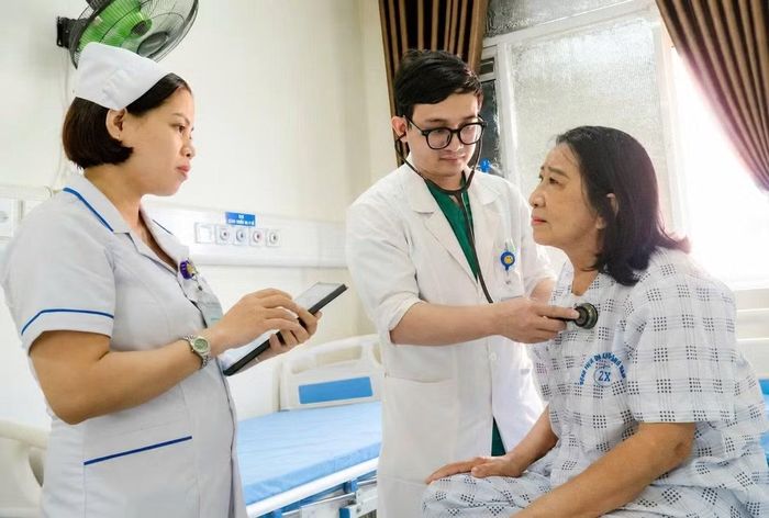 Bác sĩ thăm khám cho bệnh nhân sau giai đoạn nguy kịch - Ảnh BVCC