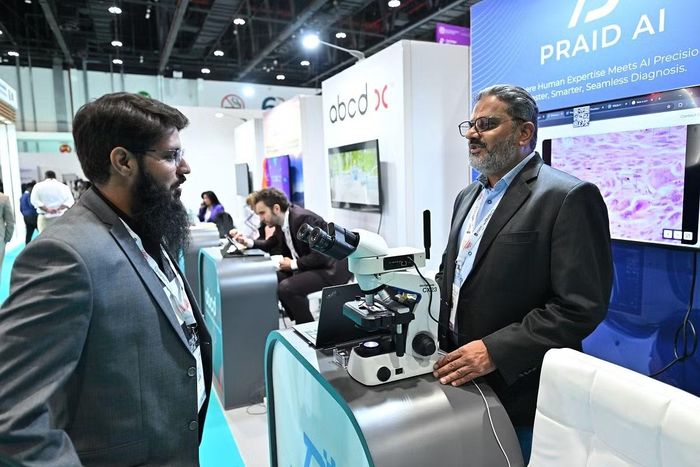 Khách tham quan tìm hiểu giải pháp chẩn đoán ứng dụng AI tại Abu Dhabi Global Health Week 2025