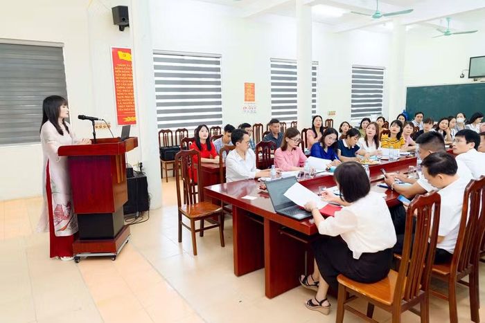 Cô Nguyễn Thị Thu Phương chia sẻ giải pháp bồi dưỡng năng lực số và giáo dục AI cho giáo viên.