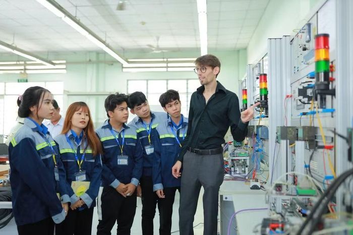 Để các phòng học nghề vùng ven đô thực sự là bệ phóng nghề nghiệp, khâu liên kết với hệ thống doanh nghiệp bản địa đóng vai trò quyết định.