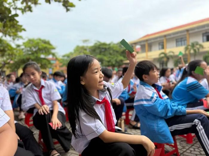 Em Cao Ngọc Thảo Linh, học sinh lớp 6.5, Trường THCS Đồng Hải hào hứng tham gia các hoạt động giao lưu, tìm hiểu kỹ năng sử dụng mạng an toàn.