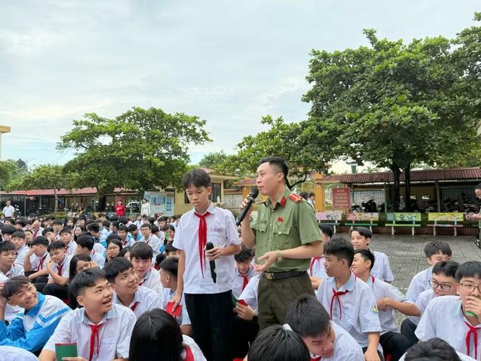 Đại úy Nguyễn Nhật Hưng, cán bộ Phòng An ninh mạng (PA05) Công an tỉnh Quảng Trị hướng dẫn học sinh nhận diện nguy cơ, xử lý tình huống và tự bảo vệ mình khi tham gia môi trường mạng.