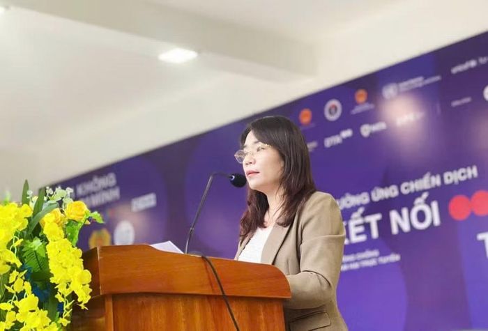 Bà Lê Thị Thu Hà, Phó Phòng Chính trị tư tưởng - Công tác học sinh, sinh viên Sở GD&ĐT Quảng Trị phát biểu tại chương trình.