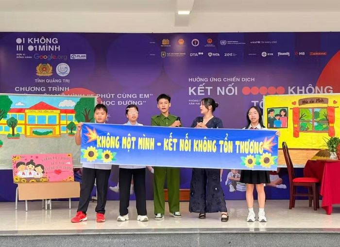 Tiểu phẩm “Một cuộc gọi, hai nỗi sợ” do đội văn nghệ Trường THCS Đồng Hải biểu diễn, giúp học sinh nhận diện những nguy cơ trong đời sống số.
