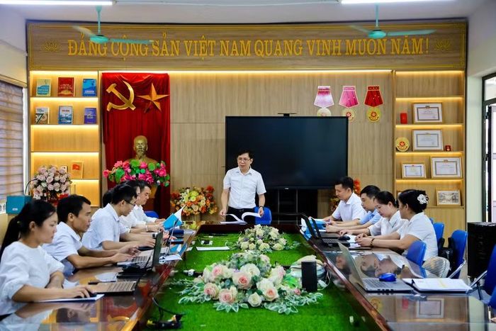 Ban Giám hiệu Trường THCS Tân Lạc trao đổi với cán bộ, giáo viên về công tác dạy và học sau sắp xếp.