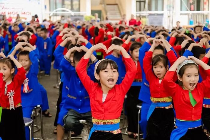 Trang phục truyền thống dân tộc Mường đã trở thành điều thân quen đối với các em học sinh Trường Tiểu học Mường Bi (Phú Thọ).