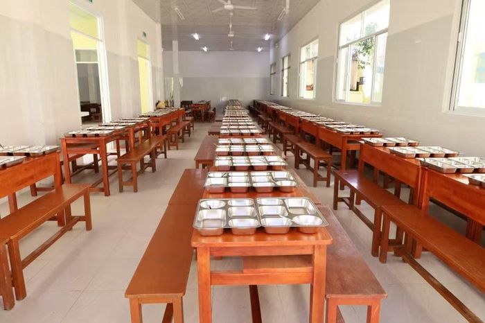 Khu bếp ăn bán trú của trường vừa được đầu tư.