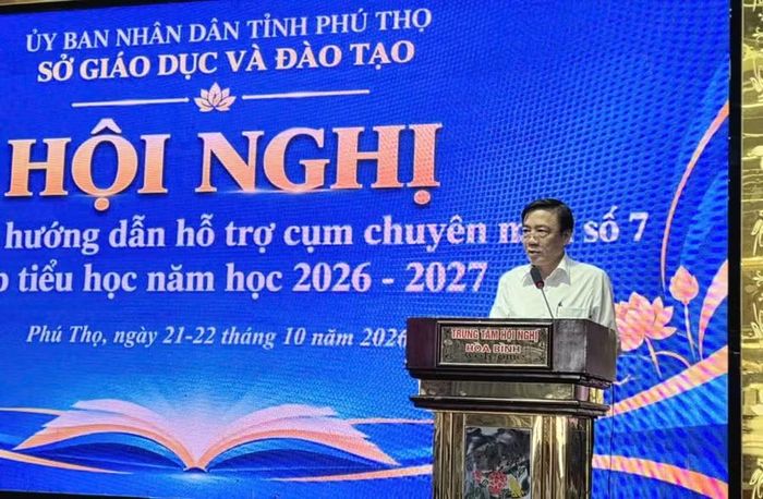 Ông Phạm Khương Duy, Phó Giám đốc Sở GD&ĐT Phú Thọ phát biểu tại hội nghị tập huấn, hướng dẫn hỗ trợ cụm chuyên môn số 7 cấp tiểu học.
