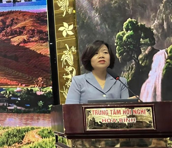 Bà Mai Lan Anh - Phó Trưởng phòng Giáo dục Tiểu học, Sở GD&ĐT Phú Thọ thông tin về nội dung hướng dẫn chuyên môn trong sinh hoạt Cụm.