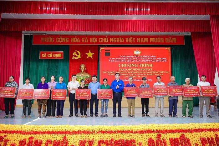 Ban Vận động Quỹ Cứu trợ tỉnh và chính quyền địa phương trao biểu trưng hỗ trợ 12 mô hình sinh kế nuôi bò sinh sản, nuôi lợn và ngư lưới cụ đánh bắt hải sản cho các hộ dân xã Cổ Đạm.