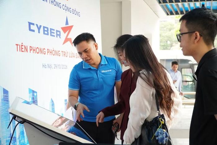 Sinh viên quét QR đăng ký tài khoản Cổng, trải nghiệm làm “Chiến binh số”.