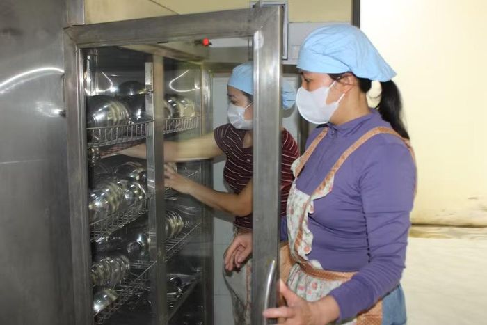 Chén bát được vệ sinh bằng hệ thống thiết bị chuyên dụng, góp phần bảo đảm an toàn vệ sinh trong mỗi bữa ăn của trẻ.