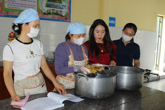 Ban giám hiệu và giáo viên Trường Mầm non Đặng Văn Kiều kiềm tra nguồn thực phẩm mỗi buổi sáng tại nhà bếp.