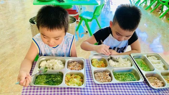 Thực đơn các bữa ăn được công khai, bảo đảm dinh dưỡng và vệ sinh an toàn thực phẩm, giúp phụ huynh yên tâm về chất lượng chăm sóc trẻ.