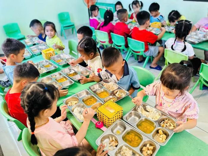 Bữa ăn bán trú tại Trường Mầm non Đăng Văn Kiều (Hà Tĩnh).