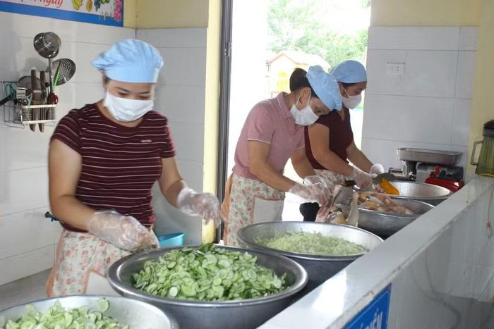 Thực phẩm tại Trường Mầm non Đặng Văn Kiều (xã Cẩm Bình, Hà Tĩnh) được kiểm tra, bảo đảm độ tươi ngon trước khi đưa vào khu vực bếp ăn.