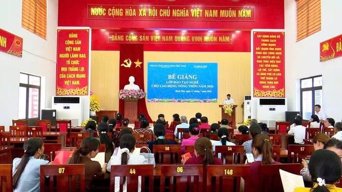 Trung tâm GDNN–GDTX Phù Ninh phối hợp với xã Bình Phú tổ chức bế giảng lớp đào tạo nghề cho lao động nông thôn. Ảnh: UBND xã Bình Phú.