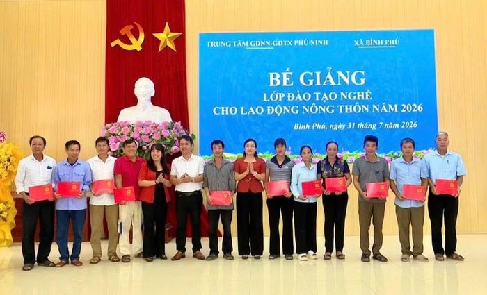 Lễ bế giảng và trao chứng nhận cho người dân tham gia lớp đào tạo nghề cho lao động nông thôn. Ảnh: UBND xã Bình Phú.