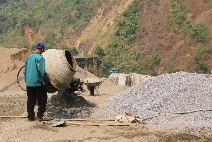 Người dân góp công làm đường nông thôn mới cùng chính quyền địa phương.
