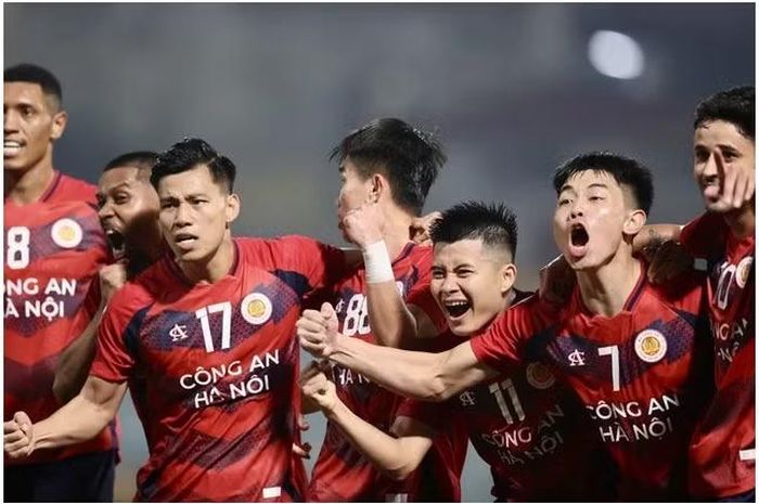 Sông Lam Nghệ An – Công an Hà Nội: 18h thứ 7 ngày 31/10. Ảnh: Minh Tú.