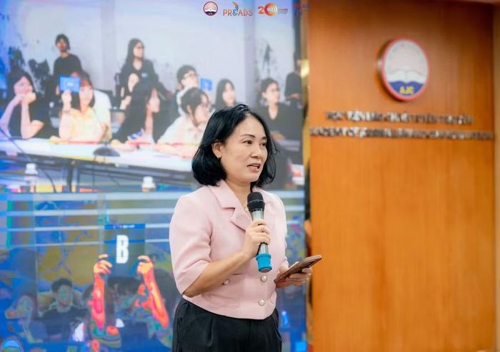 TS Tạ Bích Loan chia sẻ tại hội thảo.