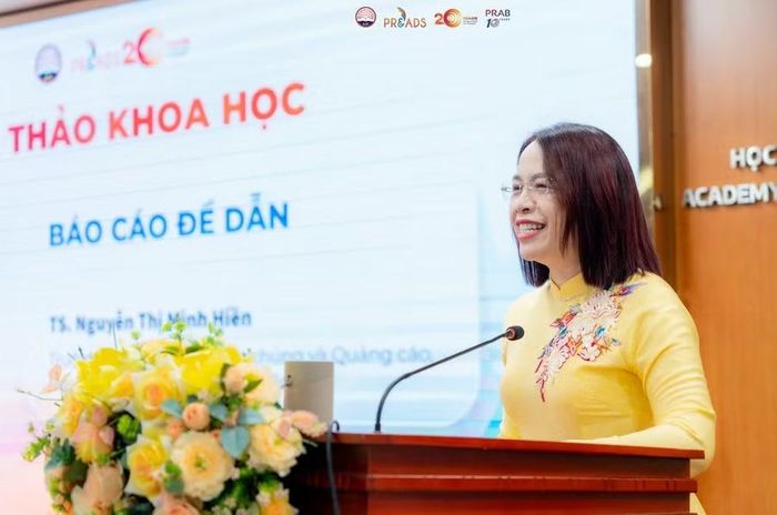 TS Nguyễn Thị Minh Hiền – Trưởng Khoa Quan hệ công chúng và Quảng cáo phát biểu tại hội thảo.