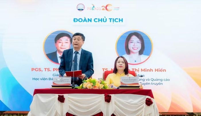 PGS.TS Phạm Minh Sơn - Giám đốc Học viện Báo chí và Tuyên truyền điều hành phiên thảo luận.