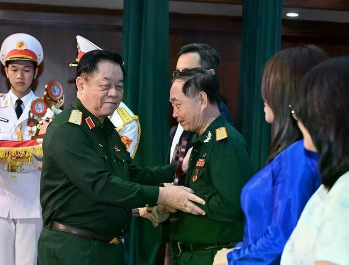 Đại tướng Nguyễn Trọng Nghĩa - Chủ nhiệm Tổng cục Chính trị Quân đội nhân dân Việt Nam lên trao giải cho các tác giả. Ảnh: Trọng Hải.