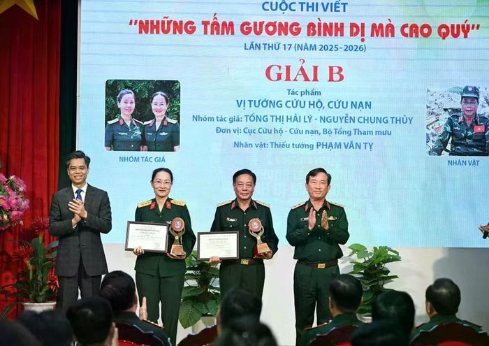 Các tác giả nhận giải B. Ảnh: Trọng Hải.