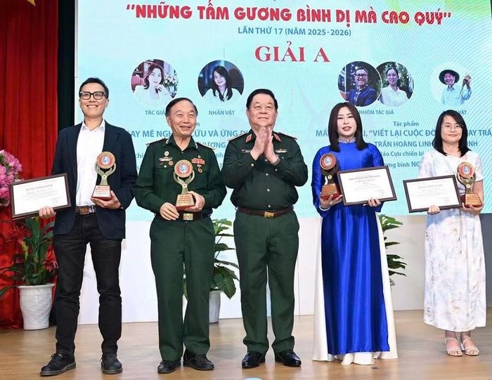 Đại tướng Nguyễn Trọng Nghĩa trao giải cho các tác giả giành giải A. (Ảnh: Trọng Hải).