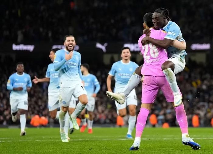 Lễ bốc thăm tứ kết Cup Liên đoàn Anh gây tranh cãi khi Man City chỉ phải gặp đội bóng hạng dưới Bradford City. Ảnh: Getty.